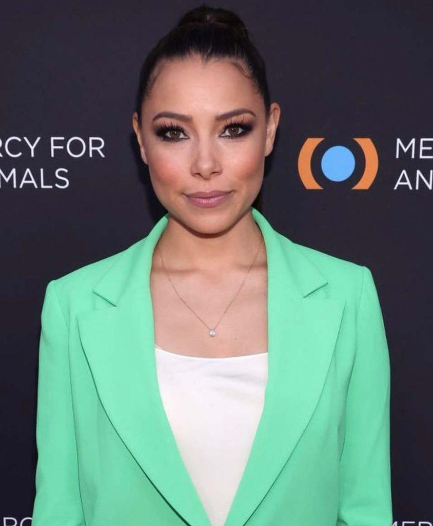 Jessica Parker Kennedy Biography, Age, Height & Husband mrDustBin