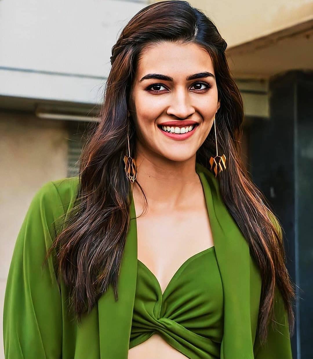 Kriti Sanon Wiki Bio Age Figure Size Height Hd Images Wallpapers