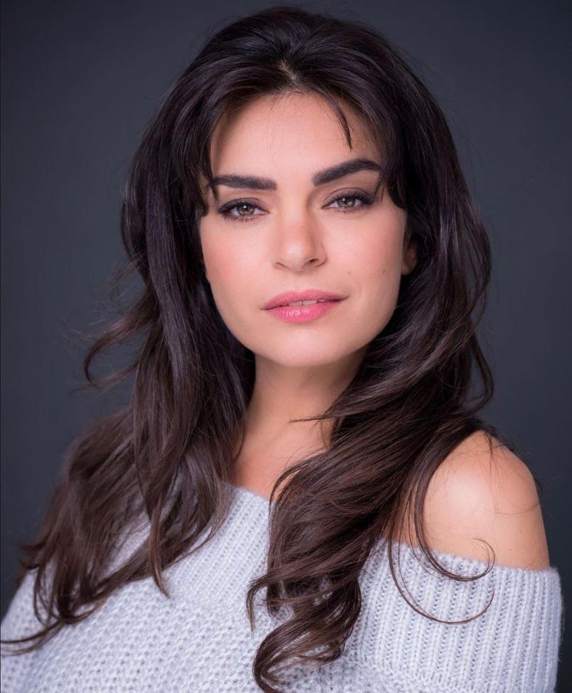 Mercedes De La Cruz Biography, Age, Height, Weight, Boyfriend, Family, Career & Hallmark Movie